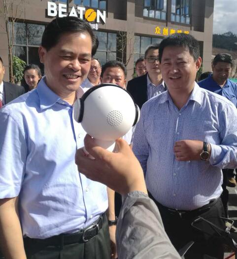 云南省委书记陈豪在玉溪调研深圳卡为高科技产品