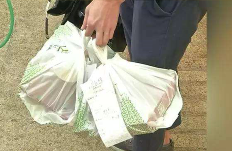 每天2000万份!用的塑料袋可覆盖168个足球场!&mdash;&mdash;你吃的外卖贡献了多少?