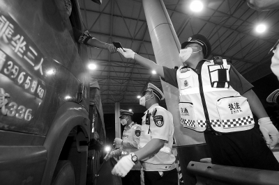 北京今起禁外埠国Ⅲ货车入六环 一小时劝返20辆