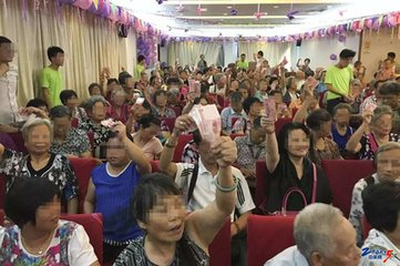 家族式诈骗花式"套路"老人 健康讲师现场认干妈