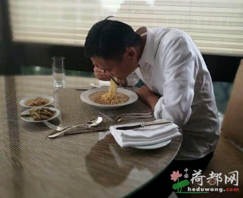 马云吃方便面咸菜500万人围观 网友：首富真辛苦