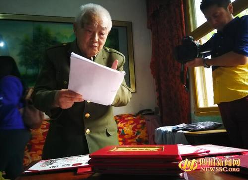 85岁老人创办&ldquo;小记者学校&rdquo; 让留守儿童感知社会