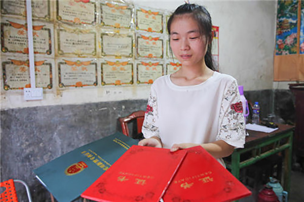 心疼爸爸被汽车远光灯照眼睛，18岁山村女生发明车灯获专利