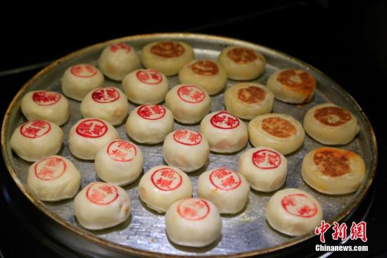 月饼乱象:窝点造出假网红冰皮 水果月饼没水果