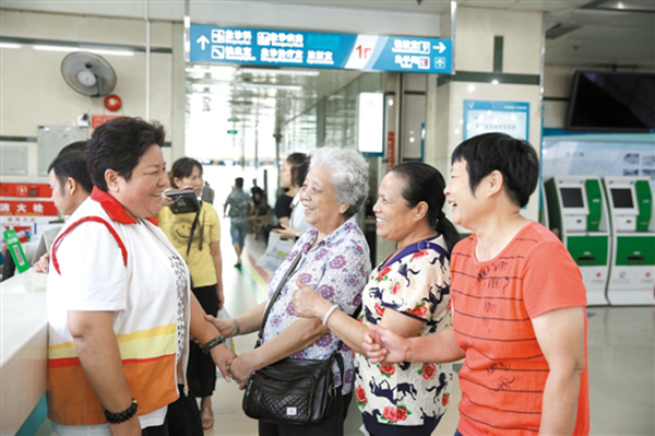 肥妈&rdquo;退休后当导医义工，拒医院工资十年助逾万患者