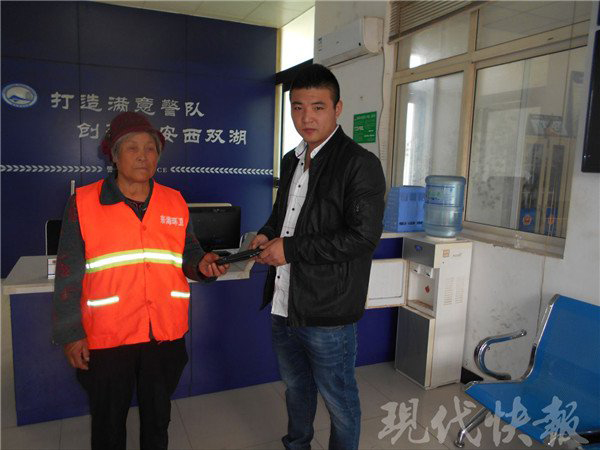 连云港一环卫大妈捡钱包还失主，两月前捡到16万