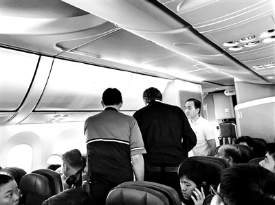 中国医生乘国际航班两度救人