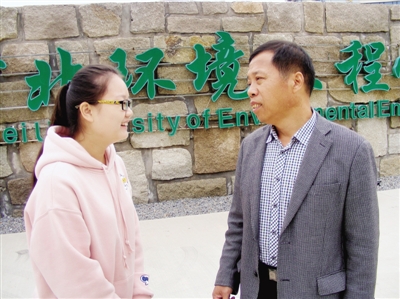 51岁农民工与女儿考上同一大学，