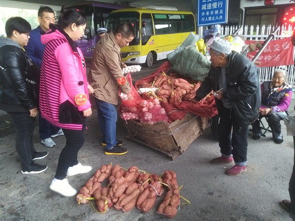 八旬老两口阴冷天立交下卖红薯，