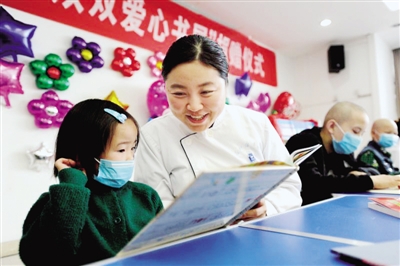 街头救人获5000元公益奖 她用来给患儿建&ldquo;爱心书屋&rdquo;