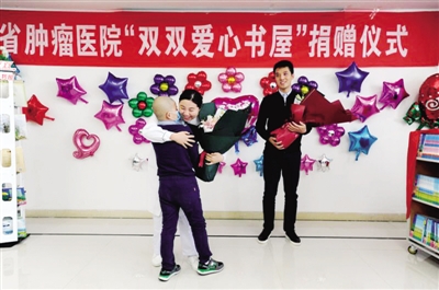 街头救人获5000元公益奖 她用来给患儿建“爱心书屋”