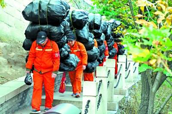 长城上的&ldquo;橙衣好汉&rdquo;：每天背垃圾超百斤，