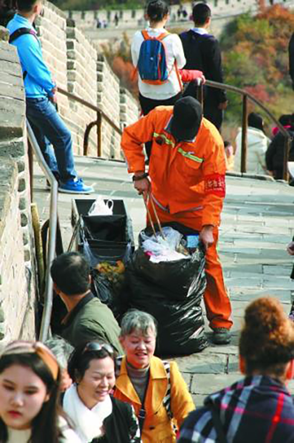 长城上的“橙衣好汉”：每天背垃圾超百斤，穿鞋比常码大一号