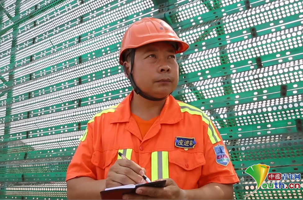 码头走来十九大代表　皮进军：装卸工要建智慧港口