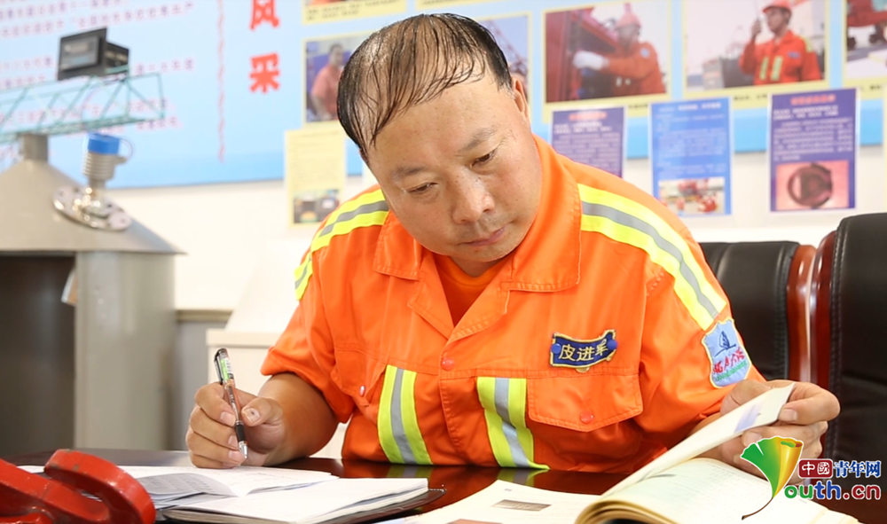 码头走来十九大代表　皮进军：装卸工要建智慧港口