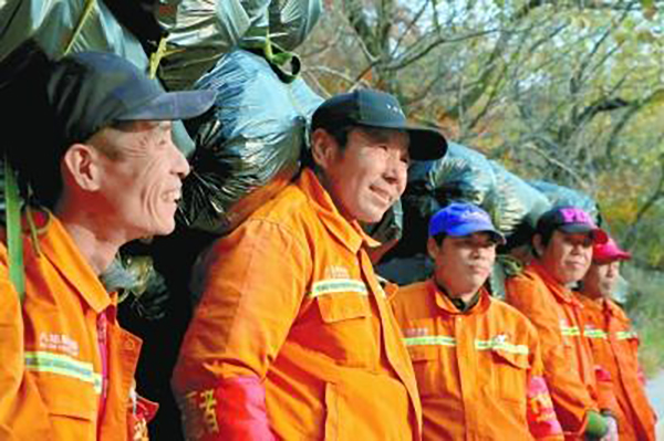 长城上的“橙衣好汉”：每天背垃圾超百斤，穿鞋比常码大一号