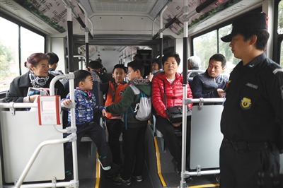 纯电动公交“中国红”1路开跑