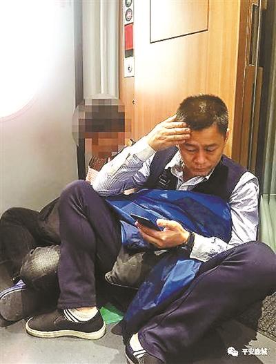 便衣警察押解嫌犯蹲坐火车过道 其身上曾缝过142针