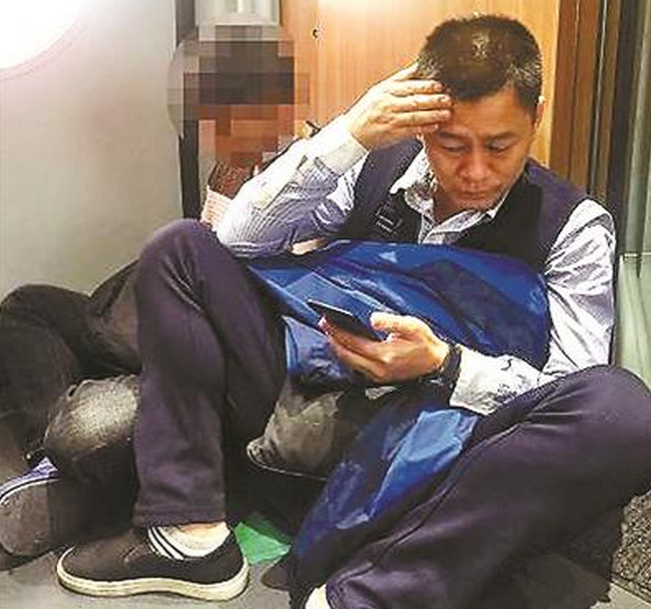 便衣警察押解嫌犯蹲坐火车过道 其身上曾缝过142针