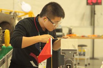 90后工匠钟福强：像做瓷器一样修飞机