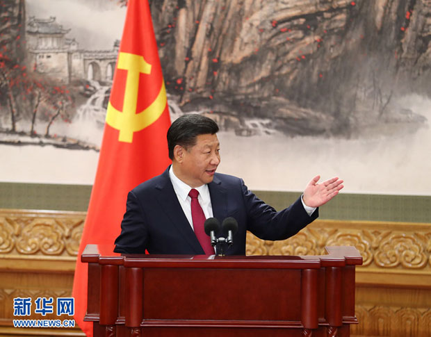 2017年10月25日（星期三）上午11时45分许，新一届中共中央政治局常委在人民大会堂一楼东大厅同中外记者见面。中国共产党第十九届一中全会选举习近平、李克强、栗战书、汪洋、王沪宁、赵乐际、韩正为中央政治局常委。新华社记者　李涛　摄