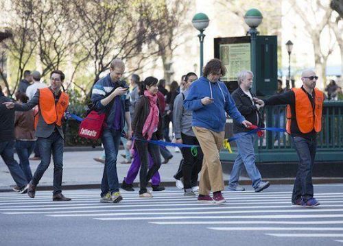 美国檀香山市将对过马路玩手机者处以罚金