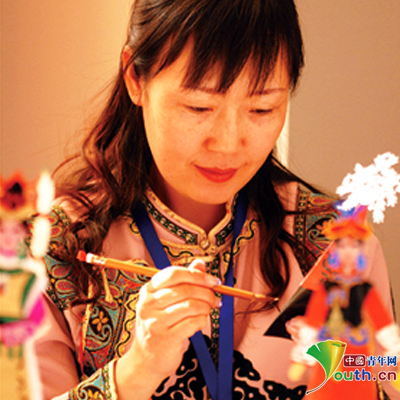 十九大代表苏梅:将达斡尔族文化“剪”到世界八方