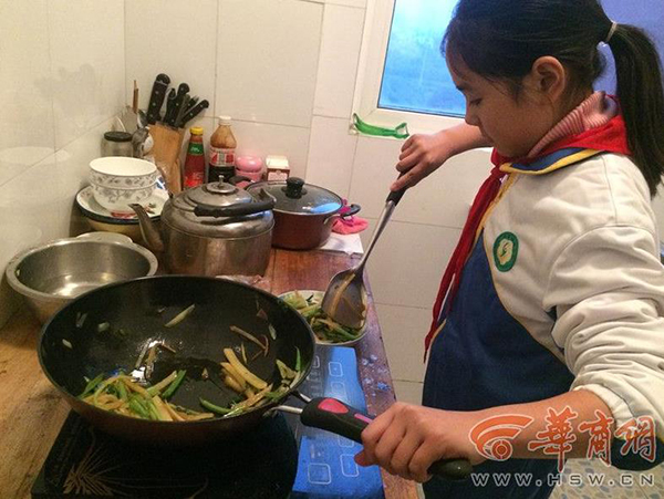 陕西单亲女孩独自照顾瘫痪妈妈:从5岁开始,已近7年