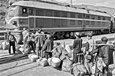 农民乘&ldquo;免费专列&rdquo;进城卖菜 有人一年省3000元路费