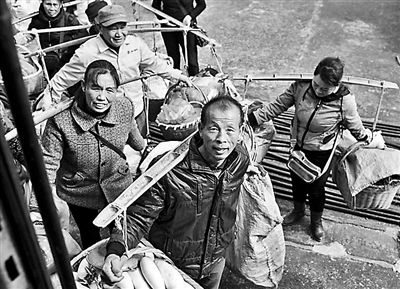 农民乘“免费专列”进城卖菜 有人一年省3000元路费