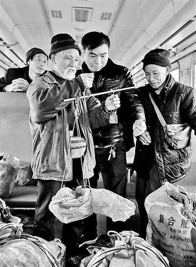 农民乘“免费专列”进城卖菜 有人一年省3000元路费