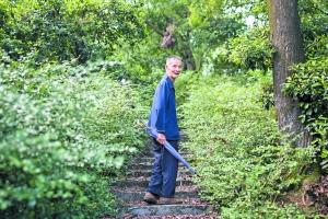 八旬巡山老人义守山林21载 没有工资仍乐此不疲