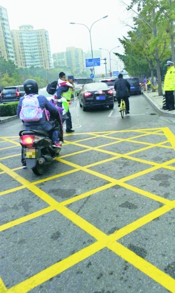 辅警背受伤学生过马路 暖心举动引来网友纷纷点赞