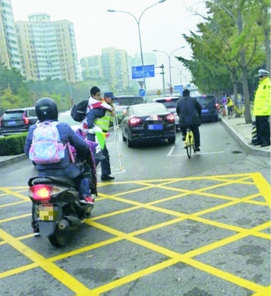 辅警背受伤学生过马路 暖心举动引来网友纷纷点赞