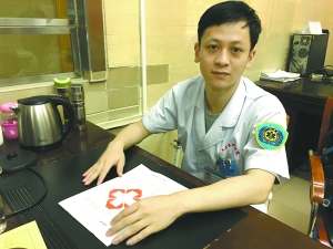 老伯心跳骤停 医生跪担架抢救