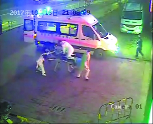 老伯心跳骤停 医生跪担架抢救