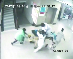 老伯心跳骤停 医生跪担架抢救