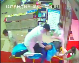老伯心跳骤停 医生跪担架抢救