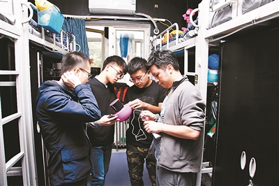 遥控垃圾桶 投影键盘 95后改造宿舍变“太空舱”