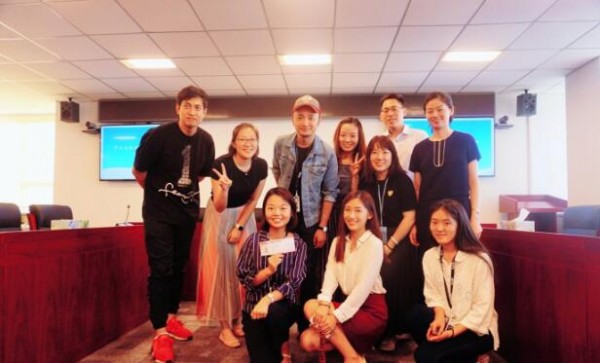 清纯双胞胎姐妹花同上哈佛同入职央视