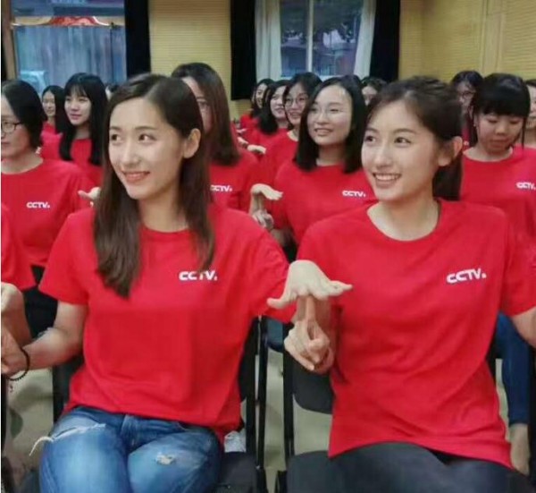 清纯双胞胎姐妹花同上哈佛同入职央视