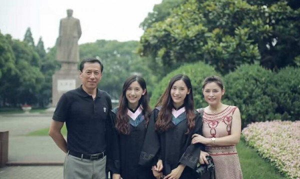 清纯双胞胎姐妹花同上哈佛同入职央视