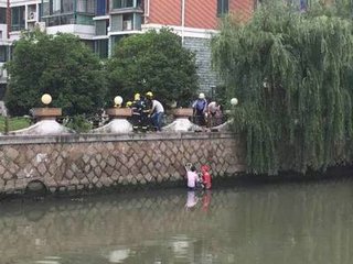 快递小哥勇救落水老人 警方奖励五千元