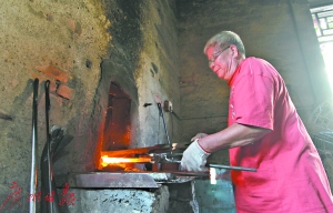子承父业打铁57年 72岁打铁匠坚守传统行业