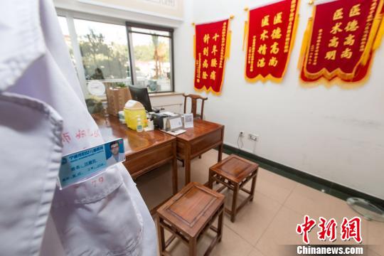 他的朋友圈里有近三千位患者 生命在答复患者中停止