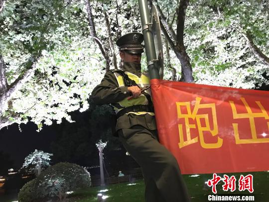 城市管理者助力“千军万马” 保障杭州“最美马拉松”