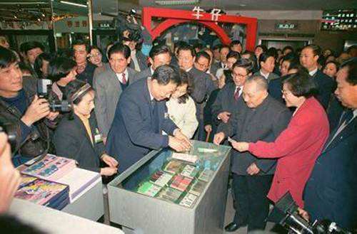 被小平同志“点”赞的“柜台明星”,永别柜台