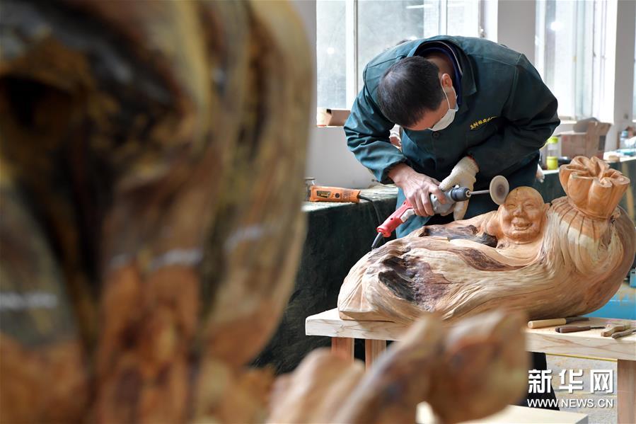 同台竞技秀雕刻风采 方寸之间展工匠精神