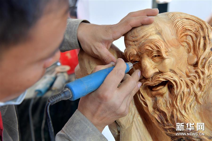 同台竞技秀雕刻风采 方寸之间展工匠精神