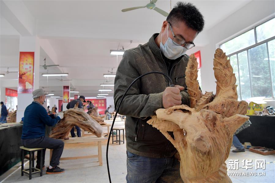 同台竞技秀雕刻风采 方寸之间展工匠精神